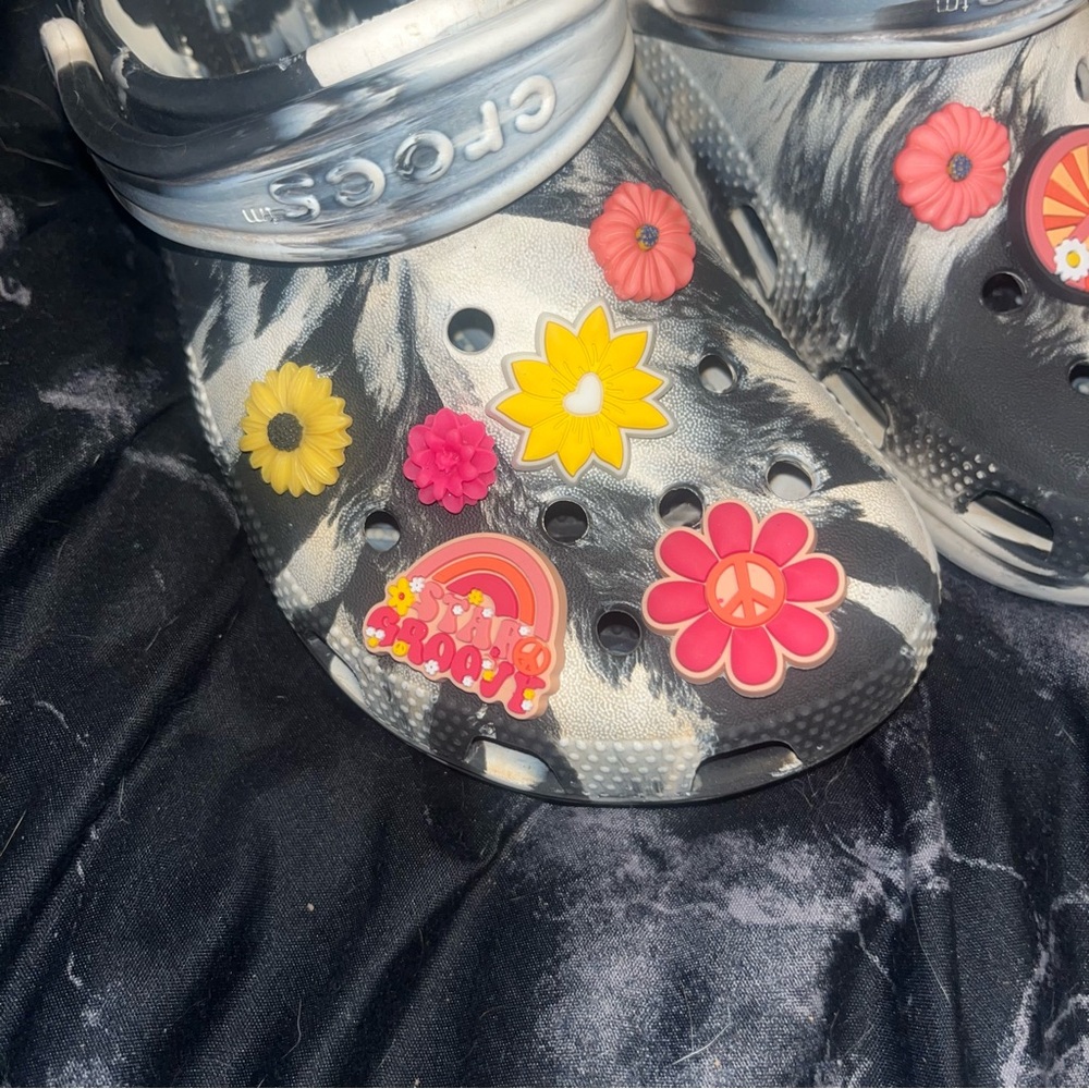 CROCS Black & White marble Tie-Dye Clogs with Bright hippie Floral Charms m5 w7 - Picture 2 of 7